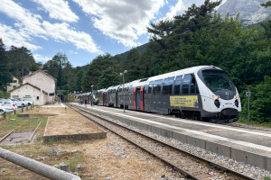 Zwei AMG-800-Triebwagen halten im Bahnhof Vizzavona, aufgenommen am 10.07.2025 auf Korsika.
