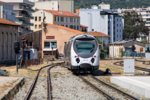 Ein AMG-800-Triebwagen steht abgestellt im Bahnhof Ajaccio, aufgenommen am 11.07.2025 auf Korsika.