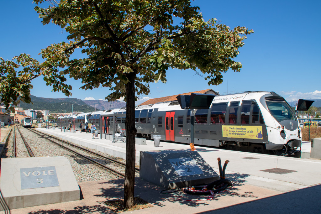 Zwei AMG-800-Triebwagen stehen im Bahnhof Ajaccio, aufgenommen am 11.07.2025 auf Korsika.