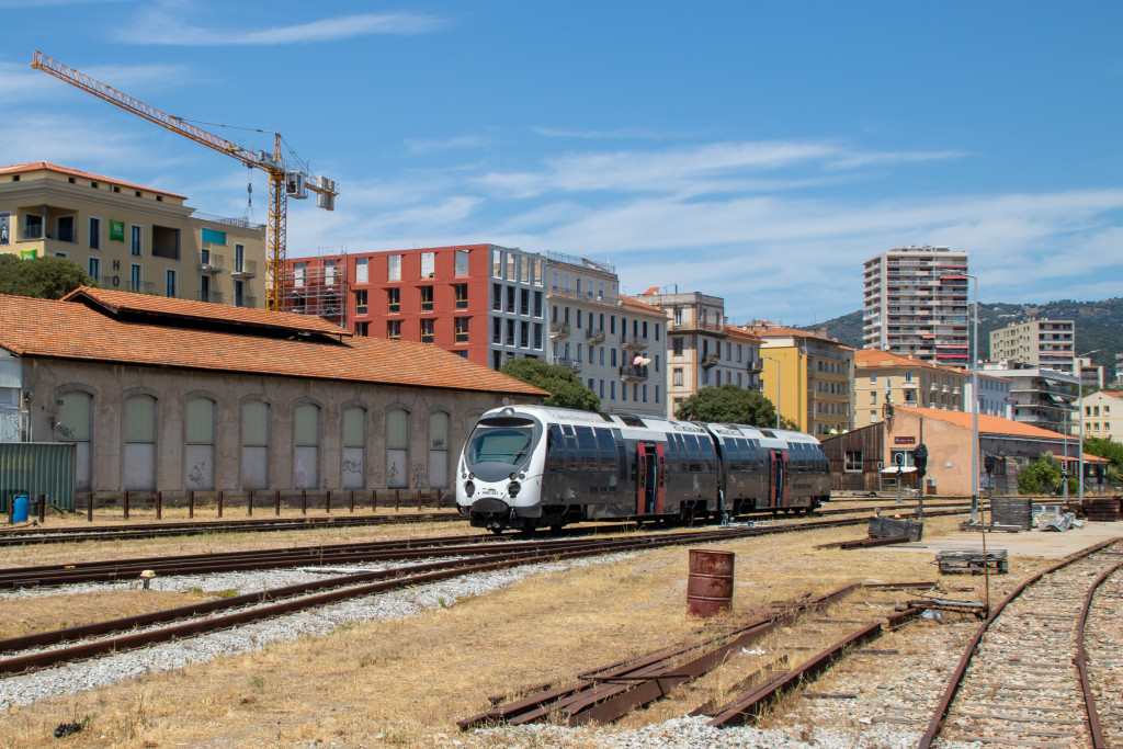 Ein AMG-800-Triebwagen steht neben dem Lokschuppen im Bahnhof Ajaccio, aufgenommen am 12.07.2025 auf Korsika.