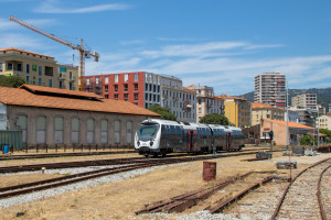 Ein AMG-800-Triebwagen steht neben dem Lokschuppen im Bahnhof Ajaccio, aufgenommen am 12.07.2025 auf Korsika.