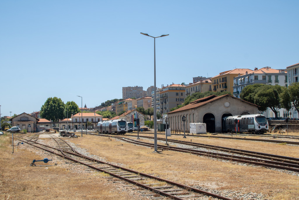 Mehrere AMG-800-Triebwagen stehen abgestellt im Bahnhof Ajaccio, aufgenommen am 12.07.2025 auf Korsika.