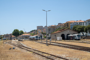 Mehrere AMG-800-Triebwagen stehen abgestellt im Bahnhof Ajaccio, aufgenommen am 12.07.2025 auf Korsika.
