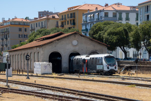 Ein AMG-800-Triebwagen steht im Lokschuppen des Bahnhofs Ajaccio, aufgenommen am 12.07.2025 auf Korsika.