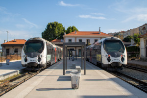 Zwei AMG-800-Triebwagen steht am Bahnsteig im Bahnhof Ajaccio, aufgenommen am 12.07.2025 auf Korsika.