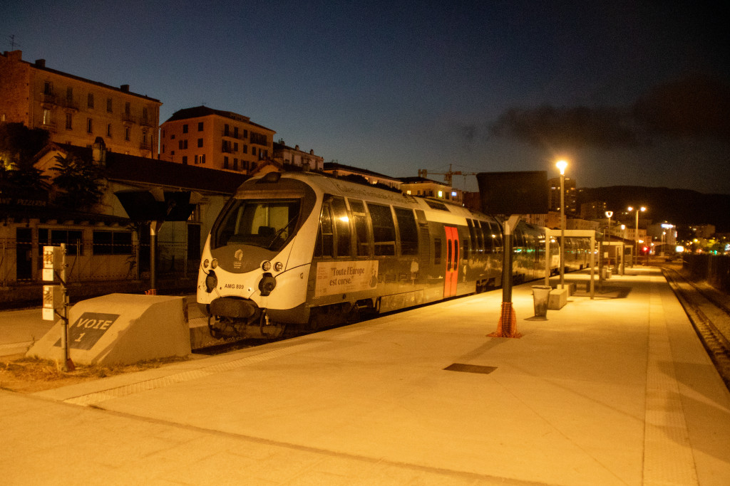 Ein AMG-800-Triebwagen steht am Bahnsteig im Bahnhof Ajaccio, aufgenommen am 15.07.2025 auf Korsika.