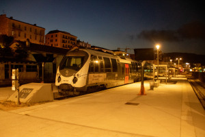 Ein AMG-800-Triebwagen steht am Bahnsteig im Bahnhof Ajaccio, aufgenommen am 15.07.2025 auf Korsika.
