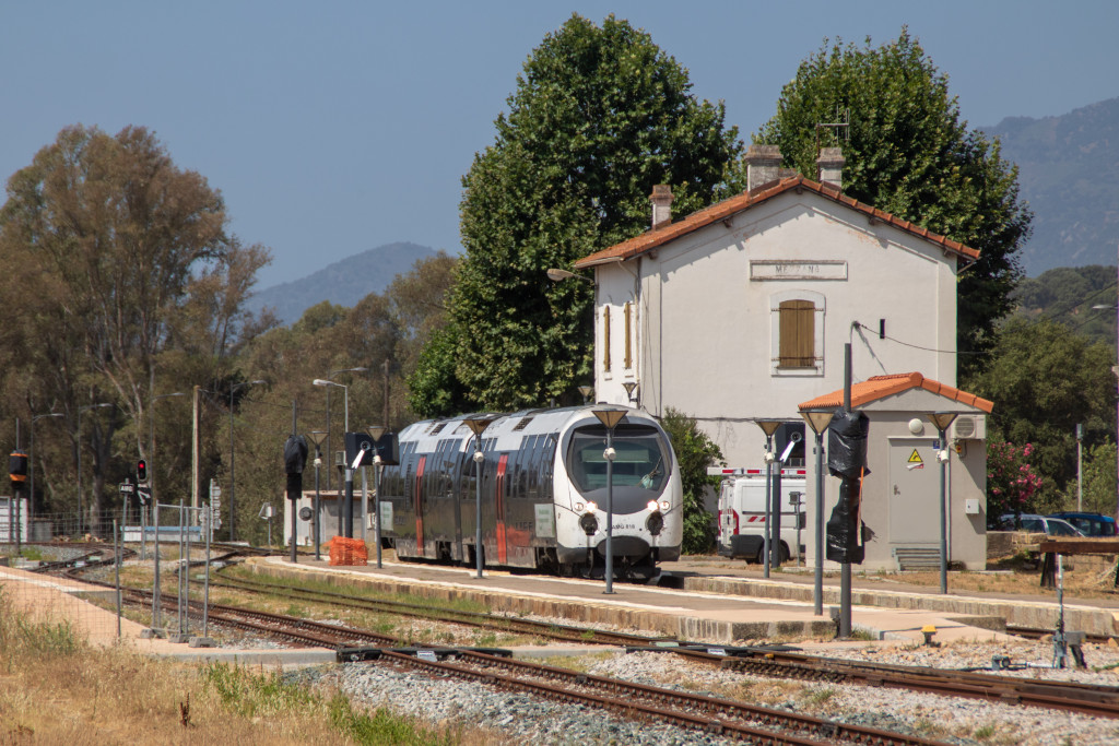 Ein AMG-800-Triebwagen steht im Bahnhof Mezzana, aufgenommen am 16.07.2025 auf Korsika.