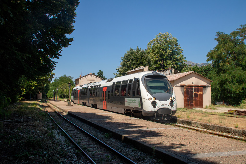 Ein AMG-800-Triebwagen hält im Bahnhof Bocognano, aufgenommen am 16.07.2025 auf Korsika.