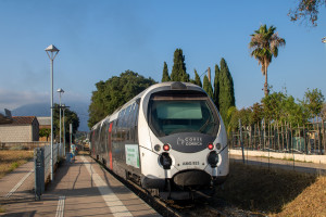 Ein AMG-800-Triebwagen am Haltepunkt Effrico, aufgenommen am 16.07.2025 auf Korsika.