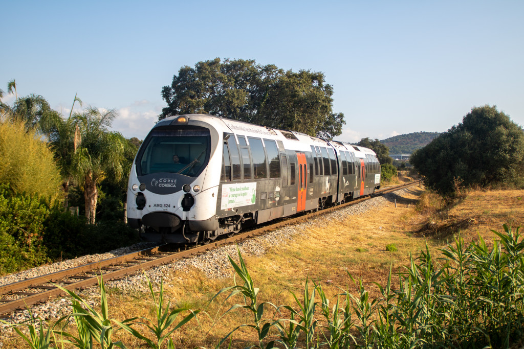 Ein AMG-800-Triebwagen kurz vor dem Haltepunkt Effrico, aufgenommen am 16.07.2025 auf Korsika.