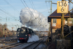 35 1097 dampft durch den Bahnhof Gießen-Bergwald auf der Main-Weser-Bahn, aufgenommen am 27.12.2025.