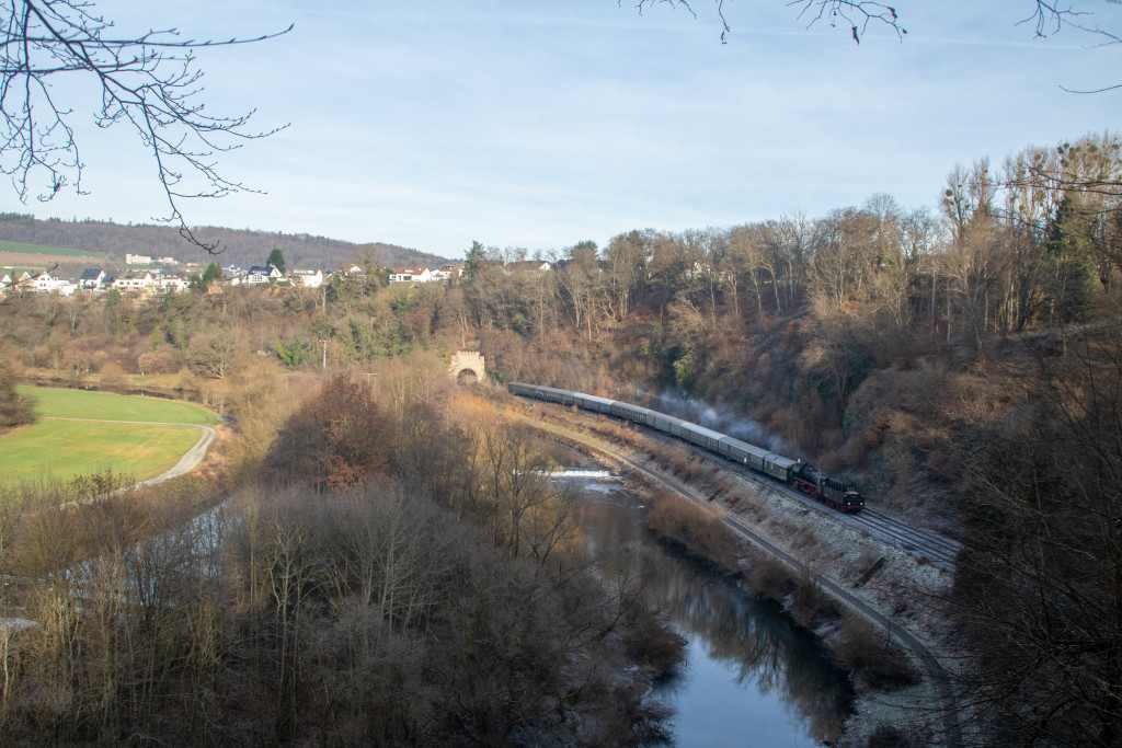 35 1097 auf der Lahntalbahn bei Kirschhofen, aufgenommen am 27.12.2025.