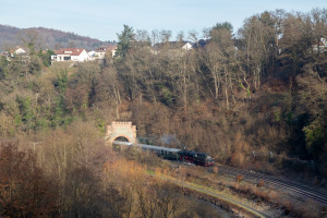 35 1097 verlässt den Kirschhofener Tunnel auf der Lahntalbahn, aufgenommen am 27.12.2025.