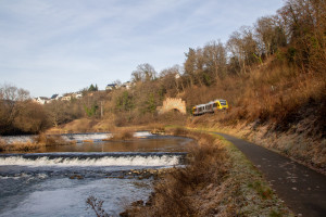 Ein 648 der HLB bei Kirschhofen auf der Lahntalbahn, aufgenommen am 27.12.2025.
