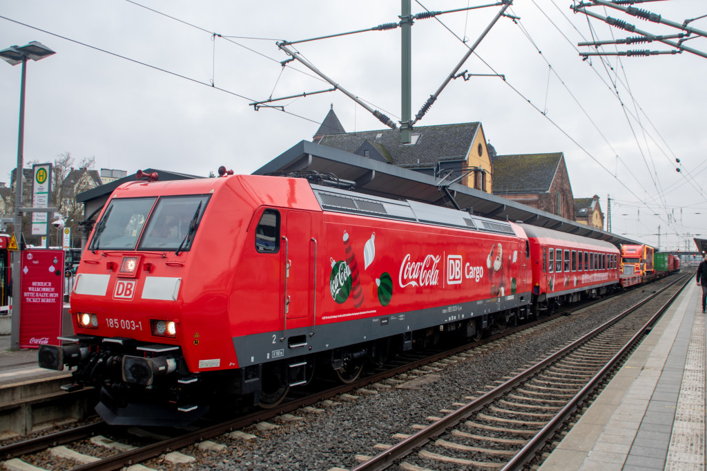 185 003 hält mit dem Coca-Cola-Weihnachtszug im Bahnhof Gießen, aufgenommen am 03.12.2025.