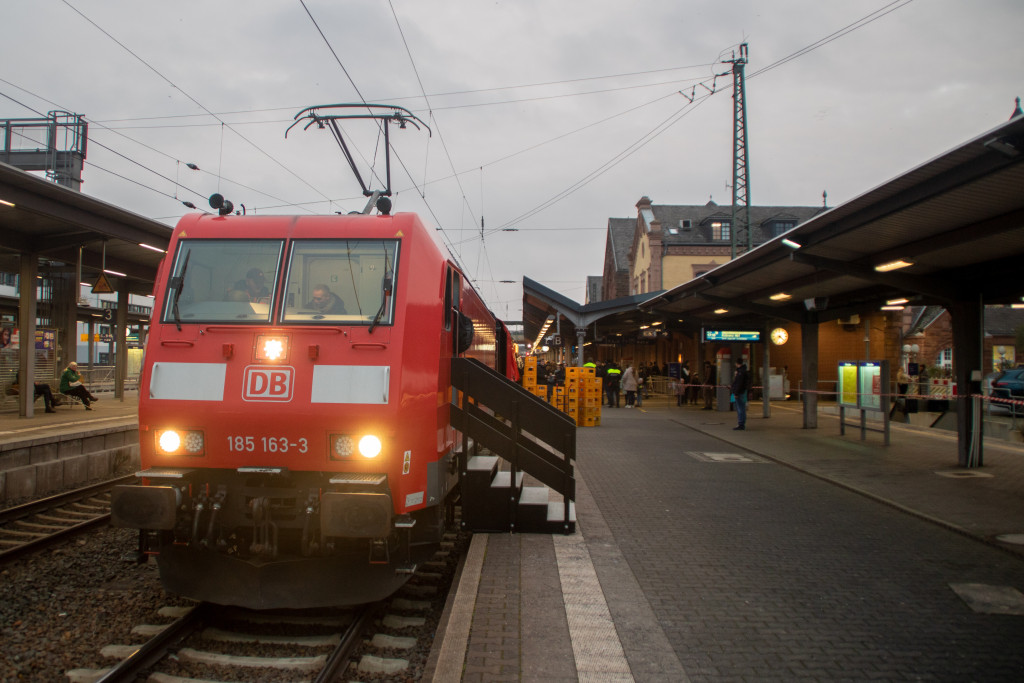 185 163 mit dem Coca-Cola-Weihnachtszug im Bahnhof Gießen, aufgenommen am 03.12.2025.