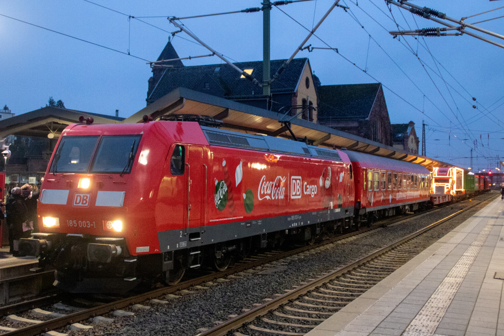 185 003 steht mit dem Coca-Cola-Weihnachtszug im Bahnhof Gießen, aufgenommen am 03.12.2025.