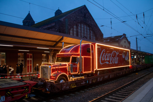 Geschmückt steht der Coca-Cola-Weihnachtszug im Bahnhof Gießen, aufgenommen am 03.12.2025.