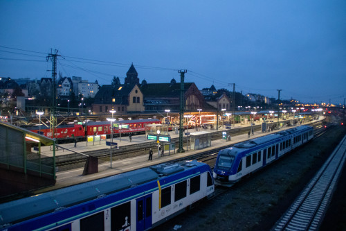 Der Bahnhof Gießen mit dem Coca-Cola-Weihnachtszug, im Vordergrund abgestellte iLint-Triebwagen, aufgenommen am 03.12.2025.