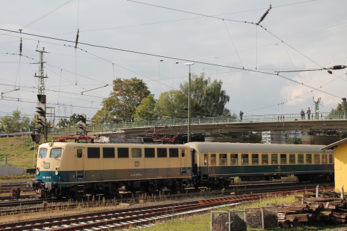 140 423 zieht ihren Sonderzug am 26.09.2015 durch den Bahnhof Bebra.