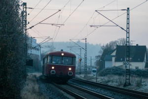 798 829 und 996 677 der OEF in kühlem Dunst im Bahnhof Dutenhofen auf der Dillstrecke, aufgenommen am 22.11.2025.
