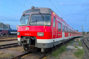 420 466 steht im Bahnhof Köln-Deutzerfeld, aufgenommen am 28.12.2022.