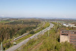 Ein ICE4 bei Willroth auf der Schnellfahrstrecke Köln-Rhein-Main, aufgenommen am 23.04.2025.