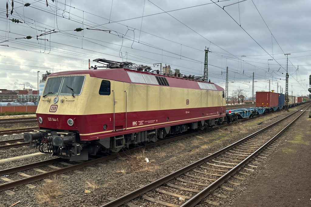 120 144 im Bahnhof Frankfurt-Höchst, aufgenommen am 20.02.2024.