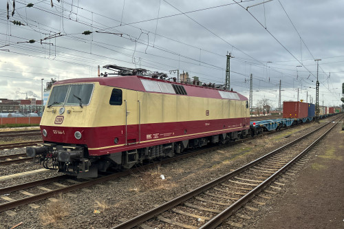120 144 im Bahnhof Frankfurt-Höchst, aufgenommen am 20.02.2024.