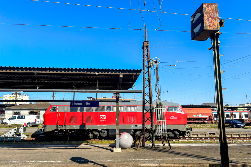 218 191 steht in Hanau Hbf, aufgenommen am 09.03.2024.