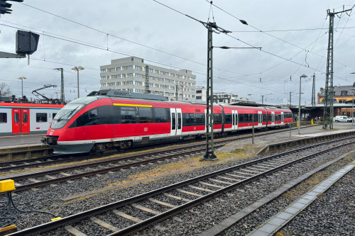 644 053 steht im Bahnhof Gießen, aufgenommen am 11.03.2024.