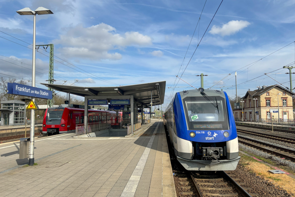 554 118 steht im Bahnhof Frankfurt-Stadion, aufgenommen am 14.03.2024.