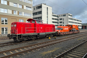 212 094 steht mit einem Spritzzug im Bahnhof Gießen, aufgenommen am 16.03.2024.
