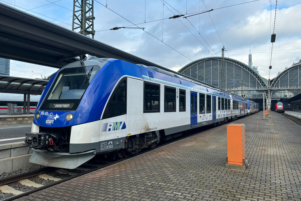 554 121 steht in Frankfurt Hbf, aufgenommen am 18.03.2024.