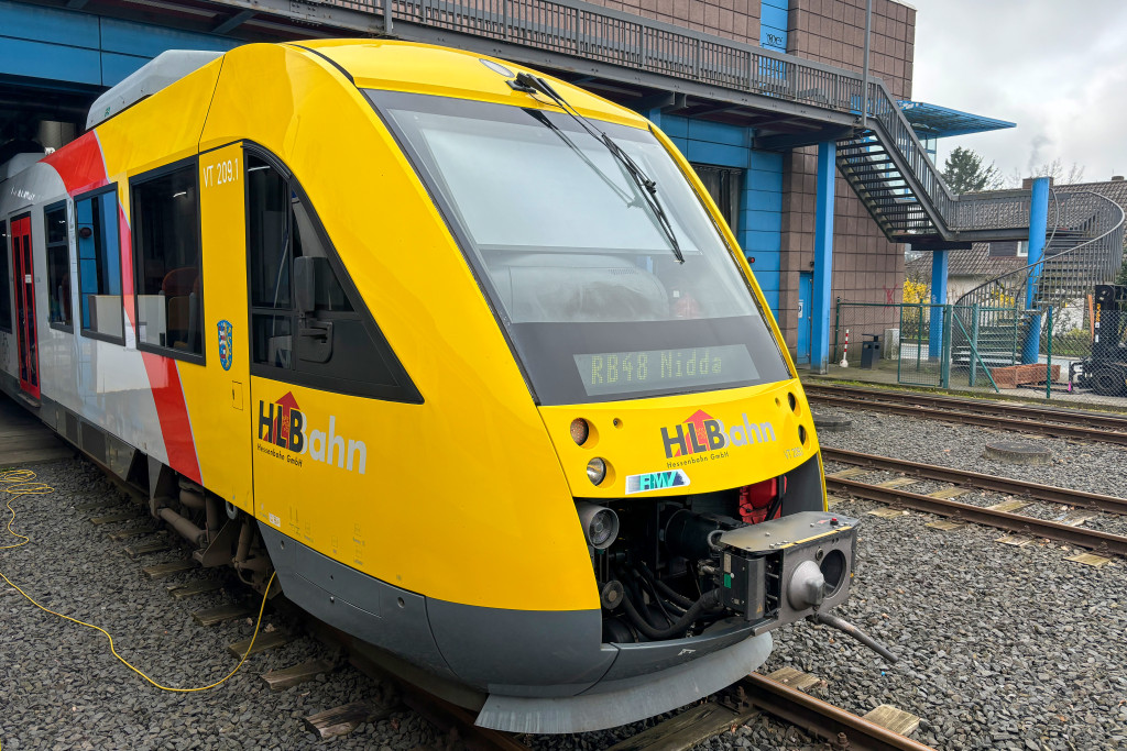 648 409 schaut aus der Werkstatt im Bahnhof Königstein, aufgenommen am 19.03.2024.