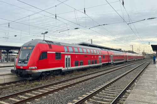 Ein Zug aus Doppelstockwagen im Bahnhof Frankfurt-Höchst, aufgenommen am 27.02.2024.