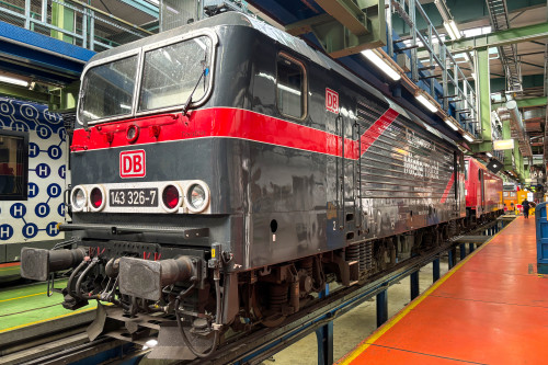 143 326 steht im Bw Frankfurt-Griesheim, aufgenommen am 15.04.2024.