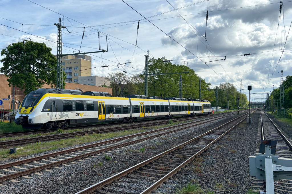 3442 206 im Bahnhof Frankfurt-Griesheim, aufgenommen am 15.04.2024.