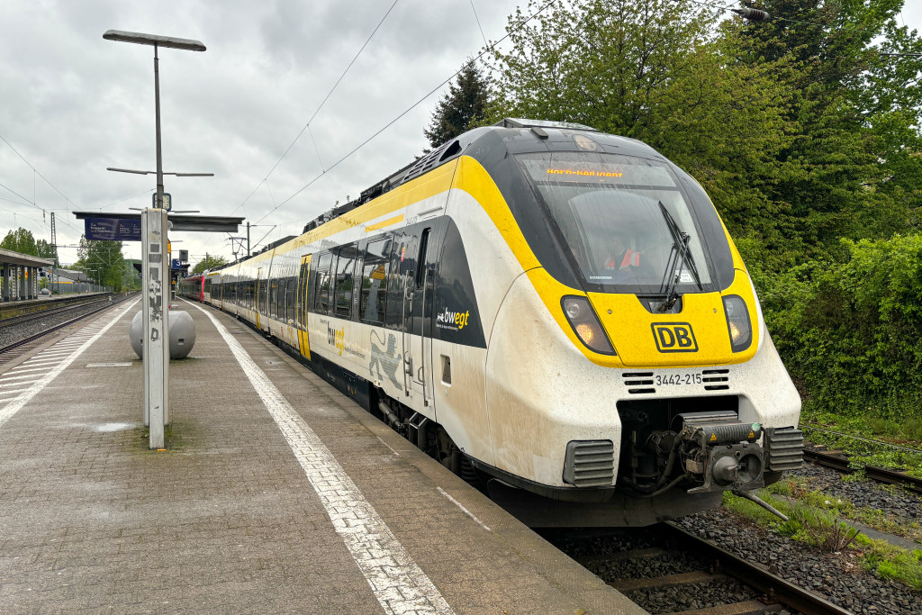 3442 215 mit einem 442 im Schlepp im Bahnhof Frankfurt-Griesheim, aufgenommen am 19.04.2024.