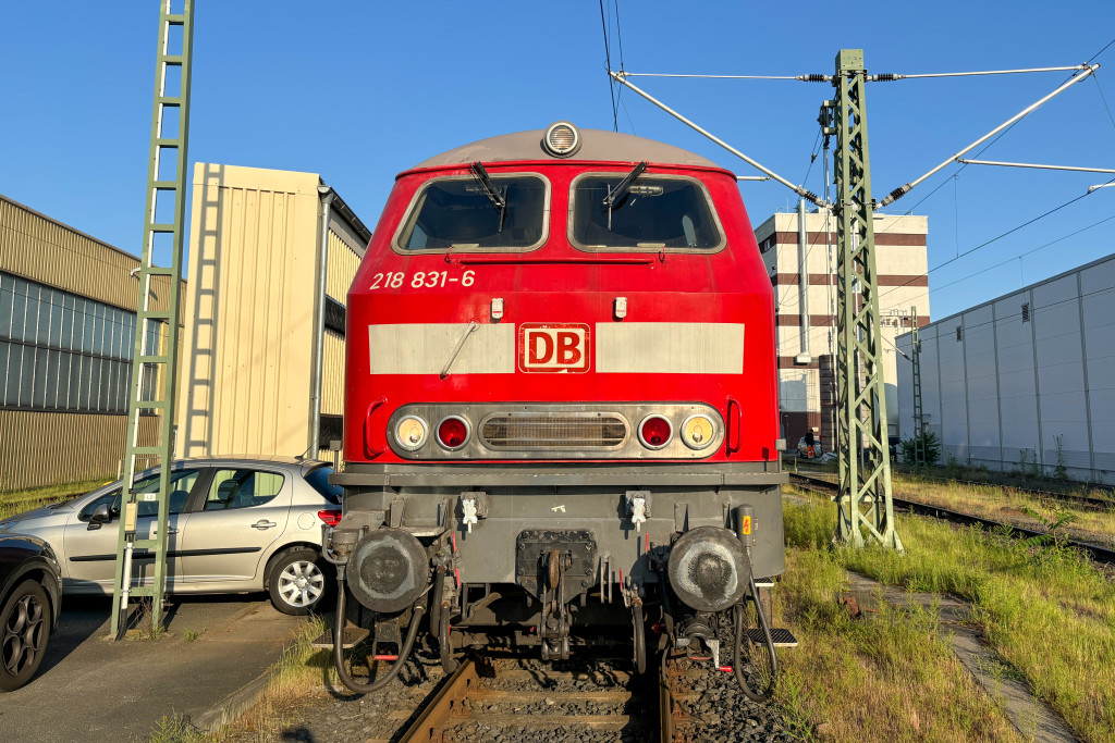 218 831 vor dem Bw Frankfurt-Griesheim, aufgenommen am 23.05.2024.