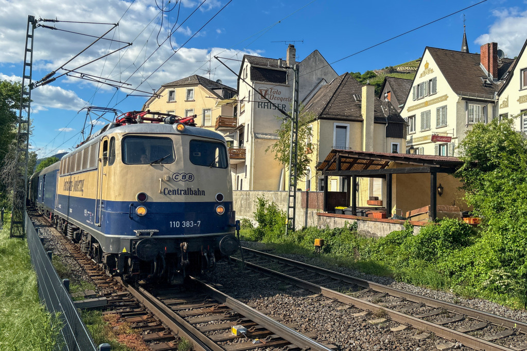 110 383 der Centralbahn in Assmannshausen auf der rechten Rheinstrecke, aufgenommen am 09.05.2024.