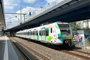 423 442 im Bahnhof Frankfurt-West, aufgenommen am 13.06.2024.