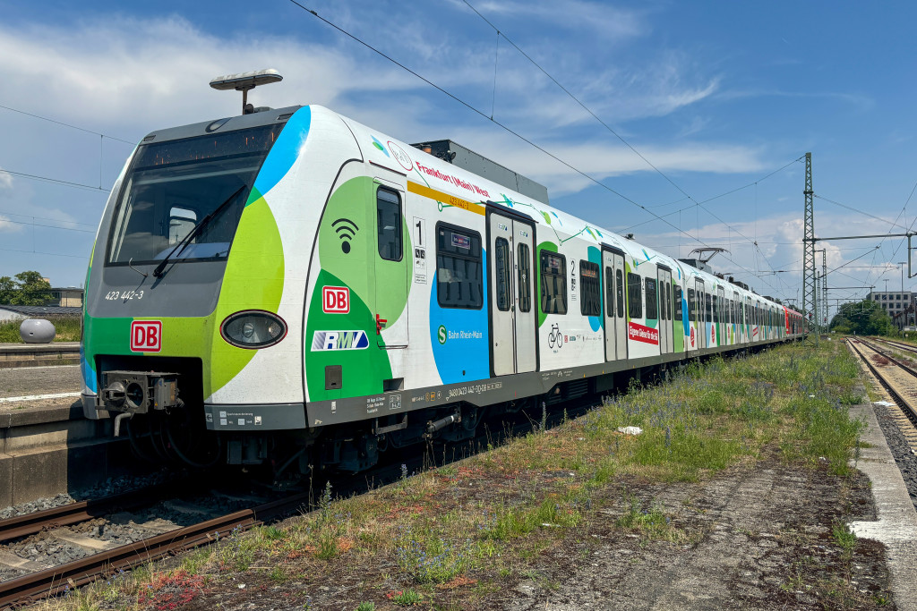 423 442 steht im Bahnhof Bad Homburg auf der Homburger Bahn, aufgenommen am 27.06.2024.