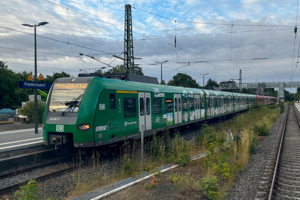 423 380 steht im Bahnhof Friedrichsdorf auf der Homburger Bahn, aufgenommen am 05.07.2024.
