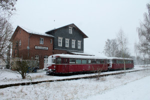 Eingeschneite Schienenbusse am Bahnhof Kinzenbach auf der ehemaligen Kanonenbahn am 27.12.2014 laden zum Glühweintrinken ein.