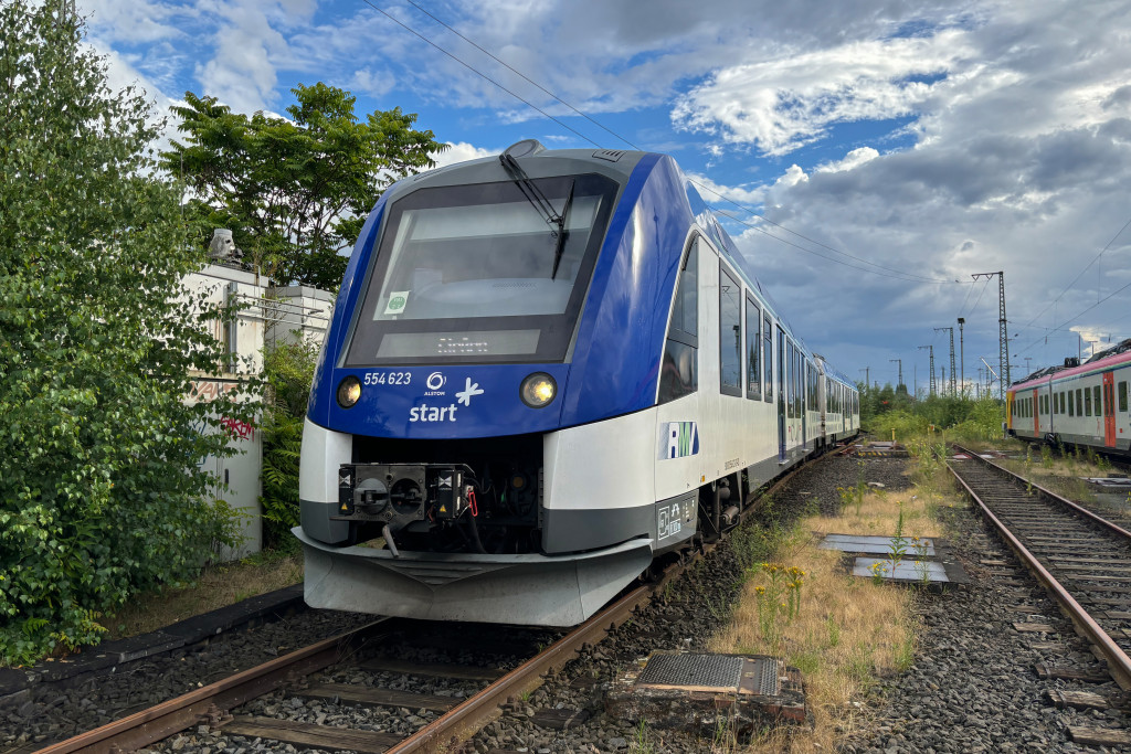 554 123 steht im Bahnhof Gießen, aufgenommen am 10.07.2024.