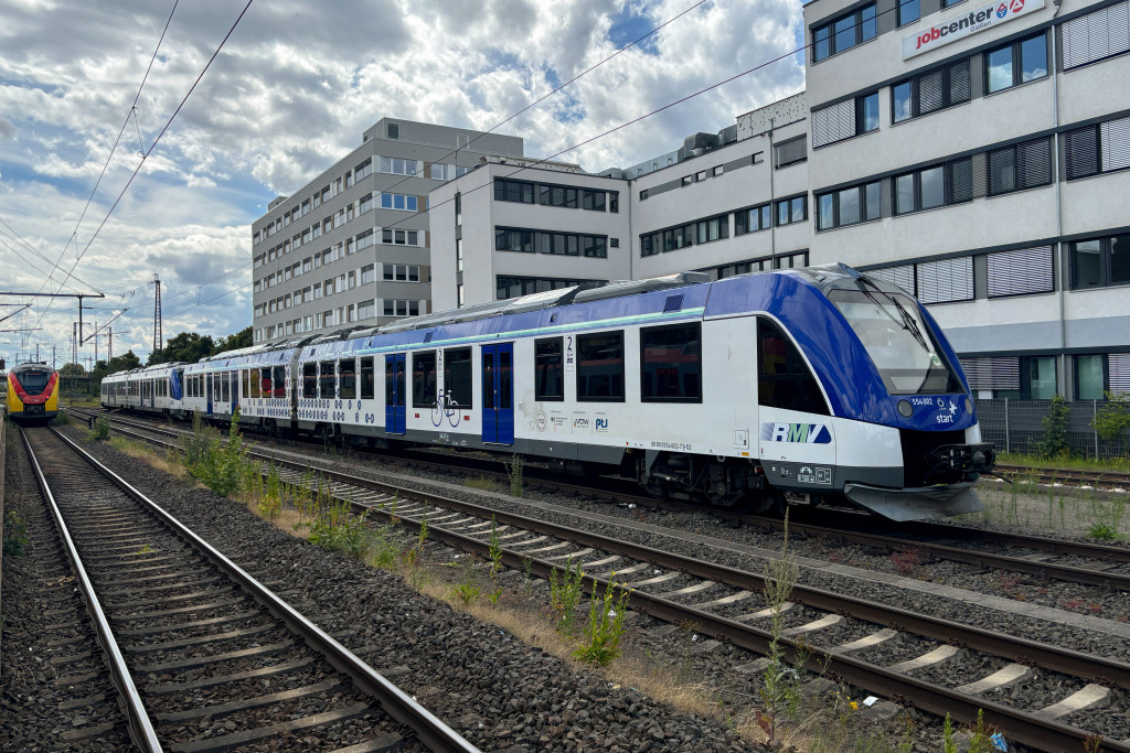 554 102 und 554 105 stehen im Bahnhof Gießen, aufgenommen am 15.07.2024.