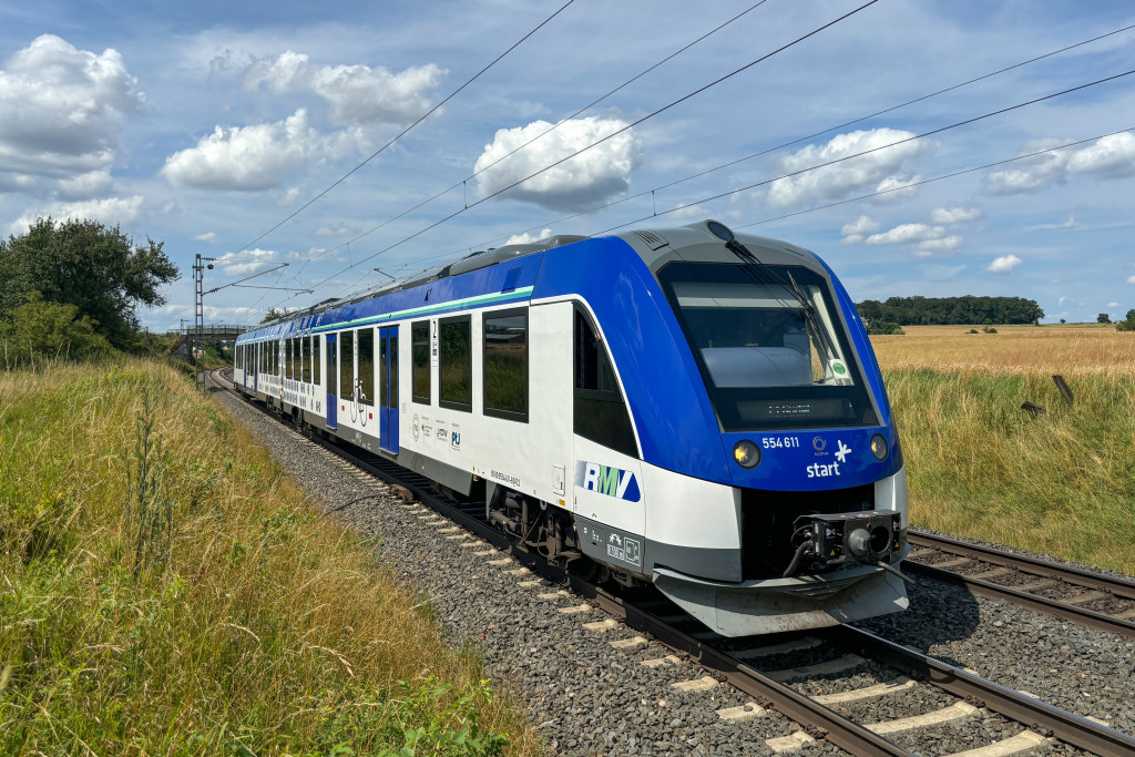 554 111 bei Kirch-Göns auf der Main-Weser-Bahn, aufgenommen am 18.07.2024.