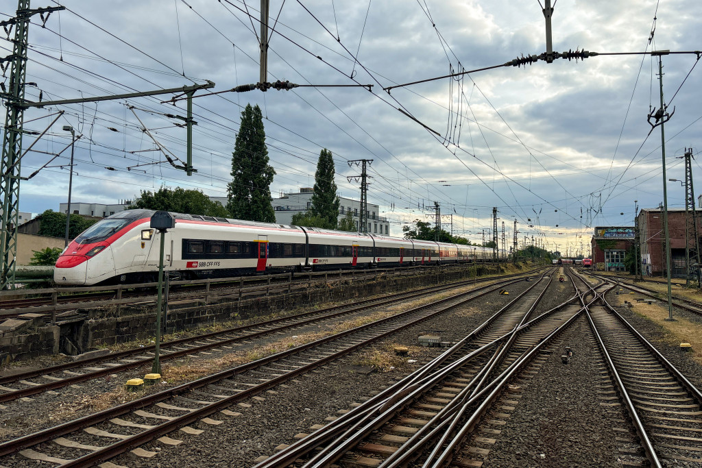 Ein RABe 501 der SBB fährt in den Bahnhof Frankfurt Hbf ein, aufgenommen am 22.07.2024.